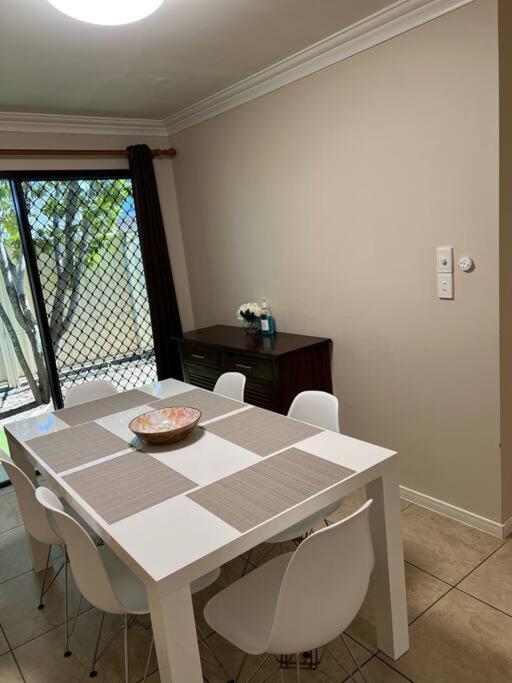 Fully Furnished Modern Unit in centre of city