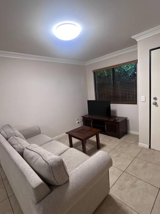 Fully Furnished Modern Unit in centre of city