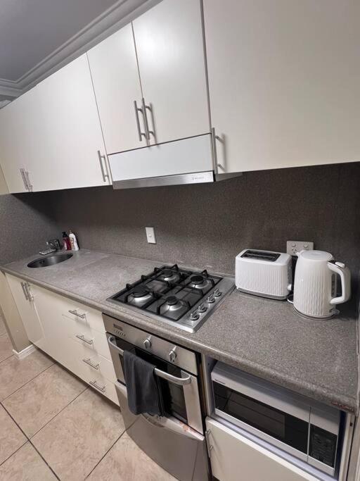Fully Furnished Modern Unit in centre of city