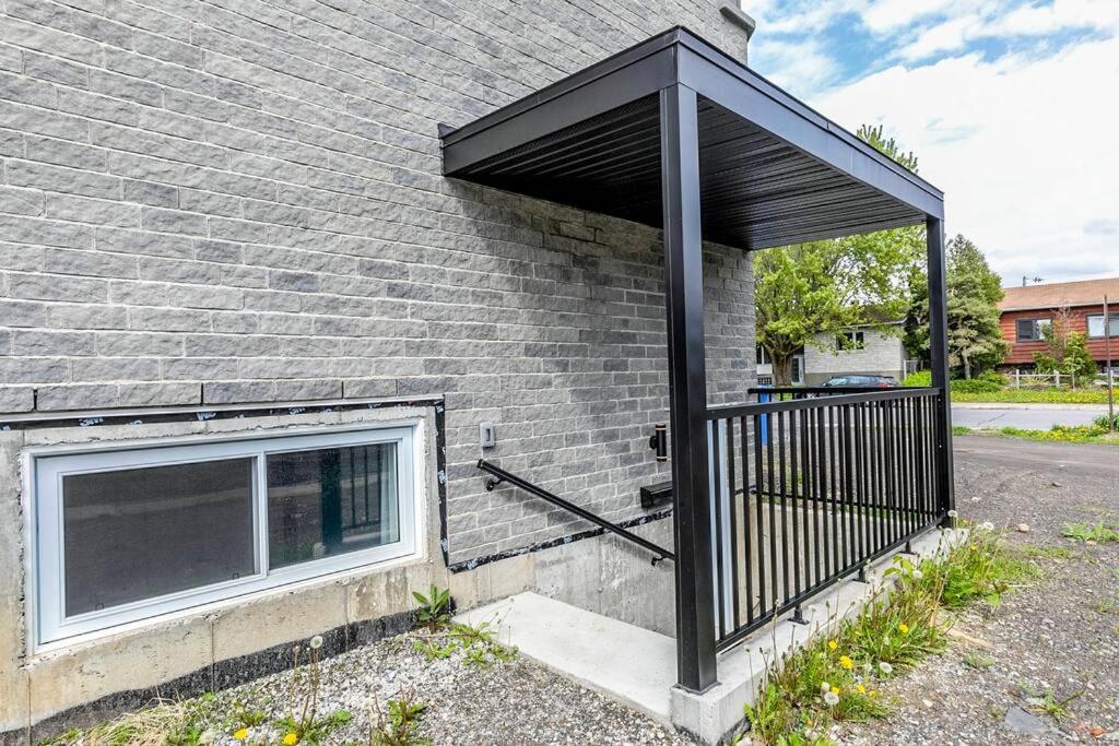 Family Home in Longueuil, 2 Bed - 1 Bathroom