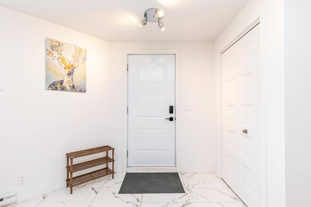 Family Home in Longueuil, 2 Bed - 1 Bathroom