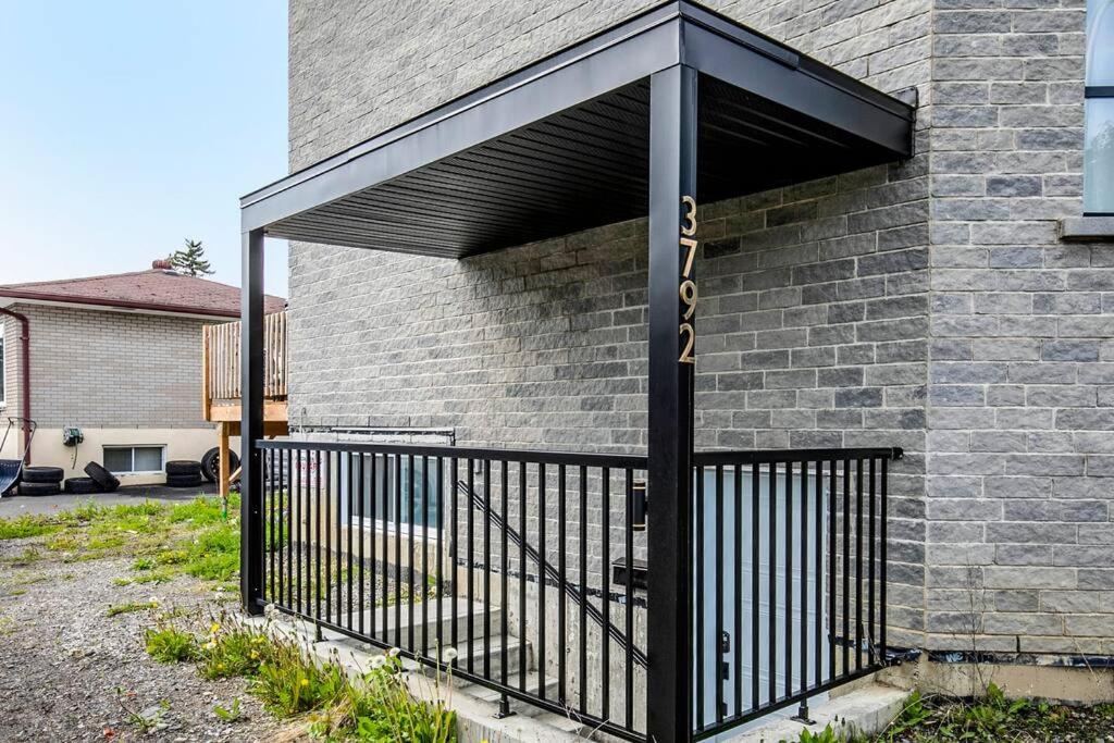 Family Home in Longueuil, 2 Bed - 1 Bathroom