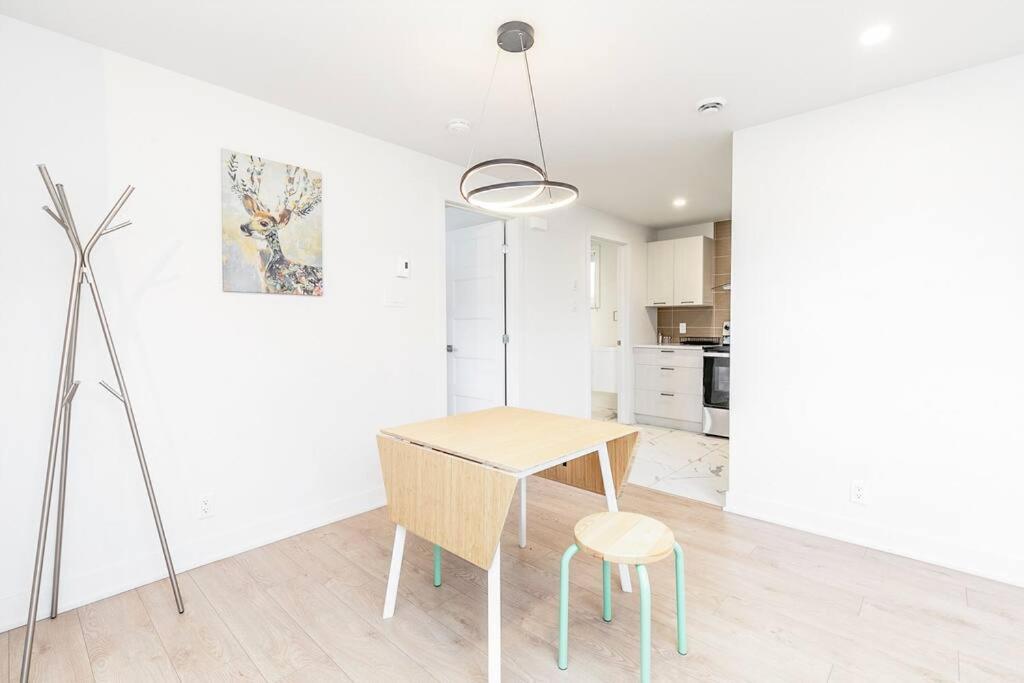 Family Home in Longueuil, 2 Bed - 1 Bathroom
