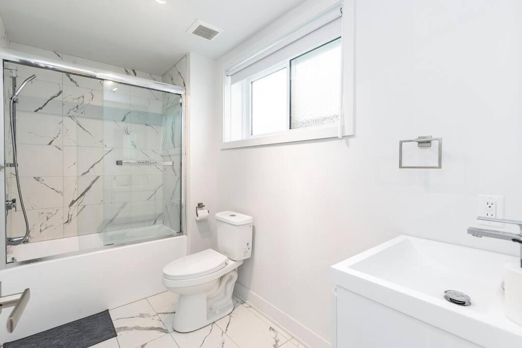 Family Home in Longueuil, 2 Bed - 1 Bathroom