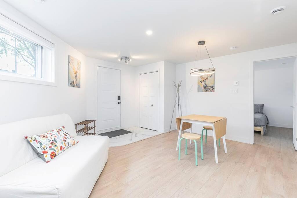 Family Home in Longueuil, 2 Bed - 1 Bathroom