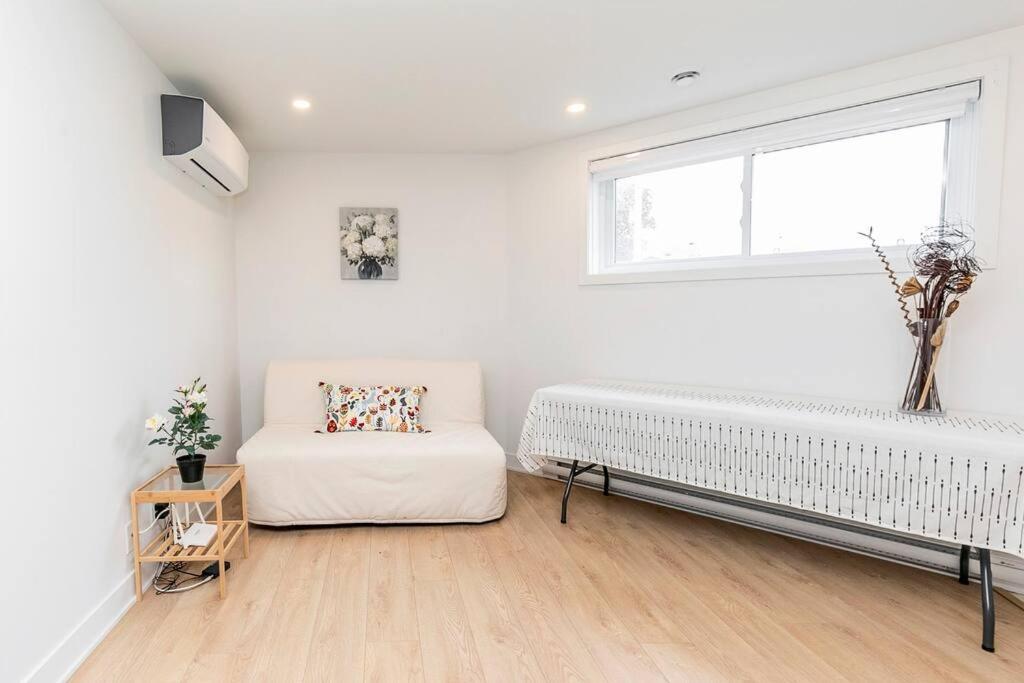 Family Home in Longueuil, 2 Bed - 1 Bathroom
