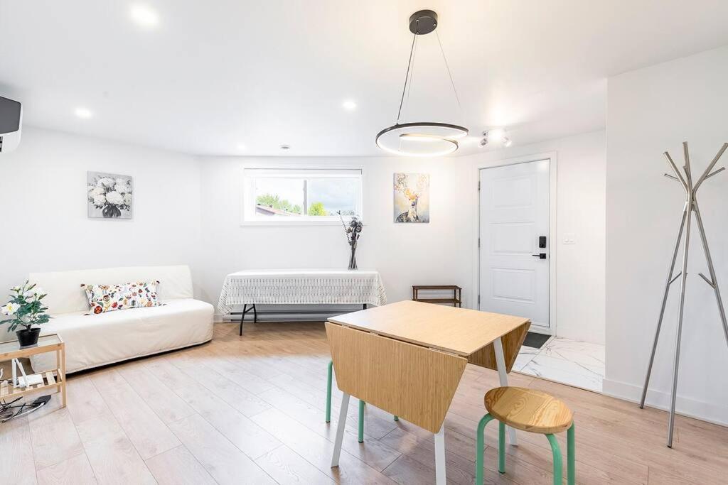 Family Home in Longueuil, 2 Bed - 1 Bathroom
