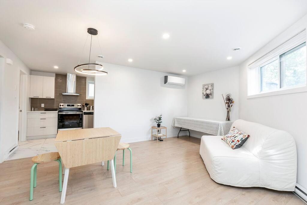 Family Home in Longueuil, 2 Bed - 1 Bathroom