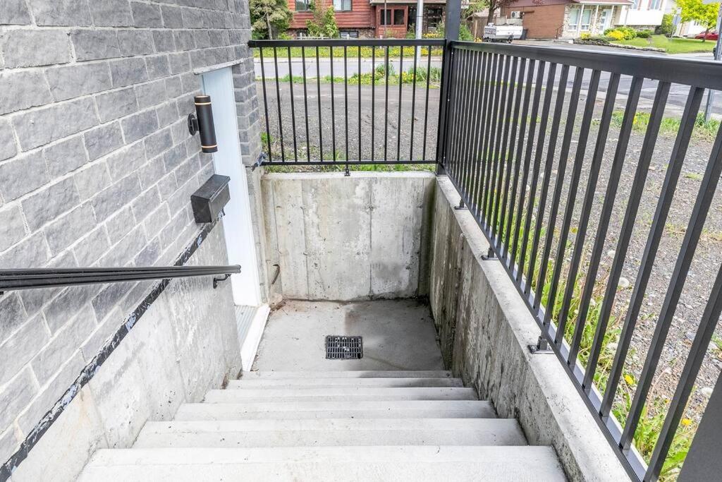 Family Home in Longueuil, 2 Bed - 1 Bathroom