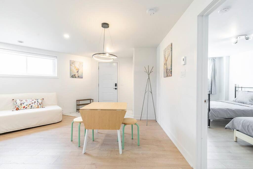 Family Home in Longueuil, 2 Bed - 1 Bathroom