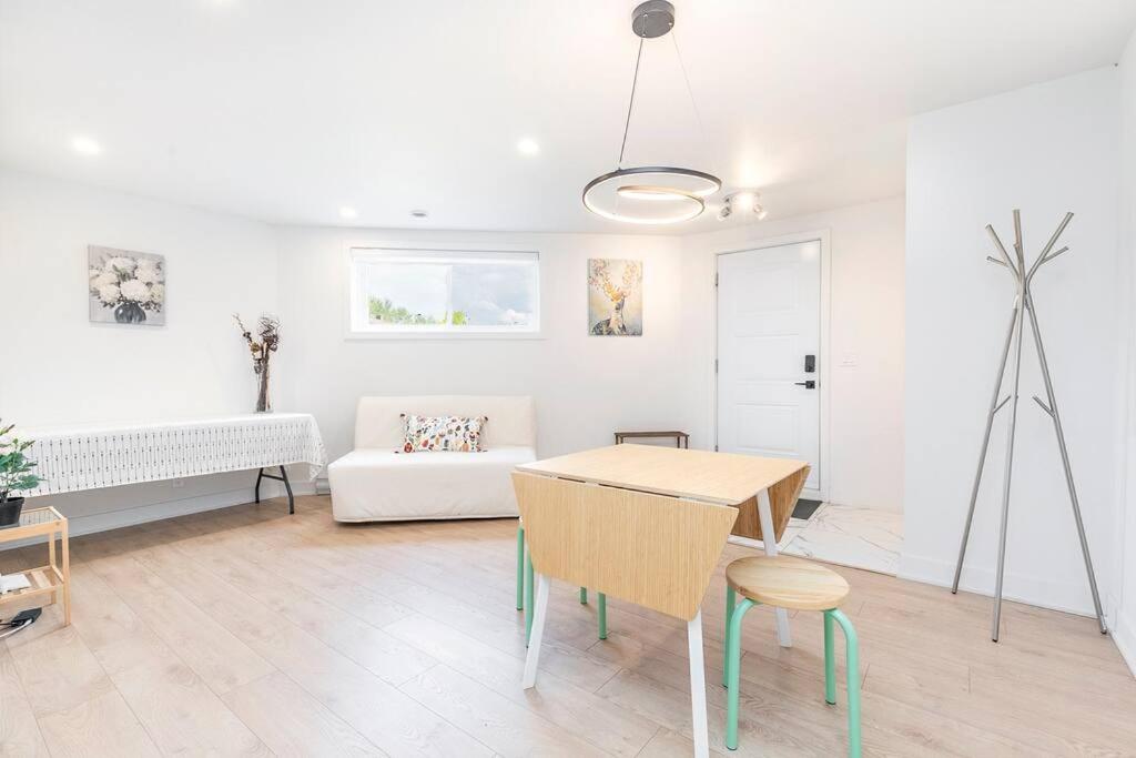 Family Home in Longueuil, 2 Bed - 1 Bathroom