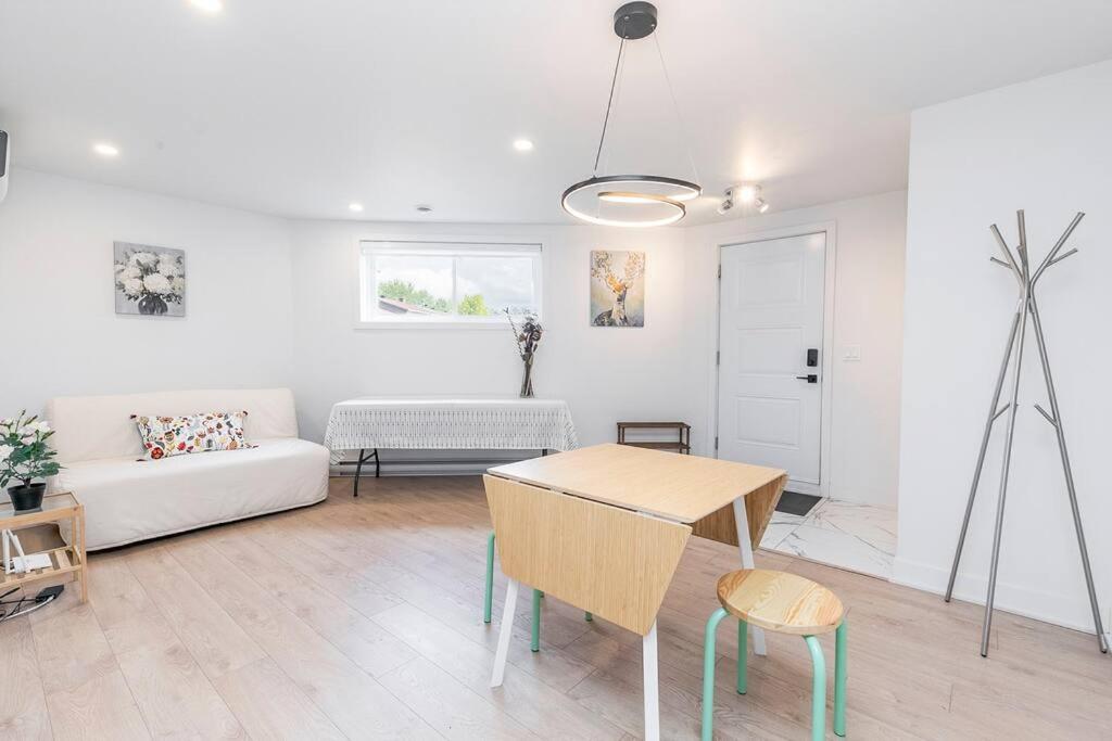 Family Home in Longueuil, 2 Bed - 1 Bathroom