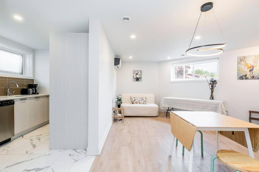 Family Home in Longueuil, 2 Bed - 1 Bathroom