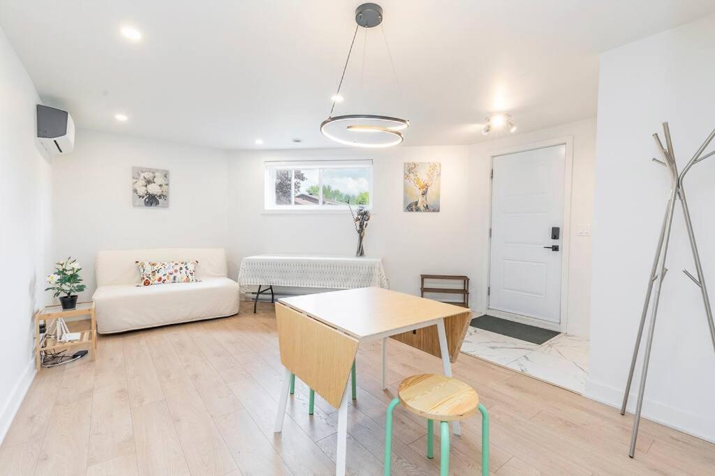 Family Home in Longueuil, 2 Bed - 1 Bathroom