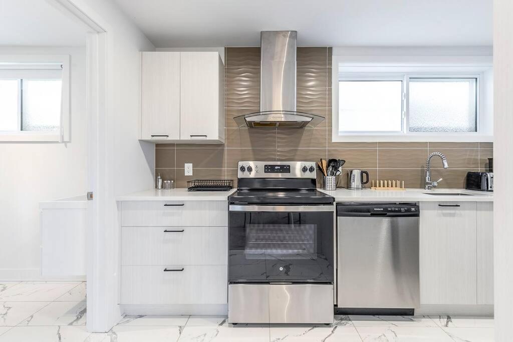 Family Home in Longueuil, 2 Bed - 1 Bathroom