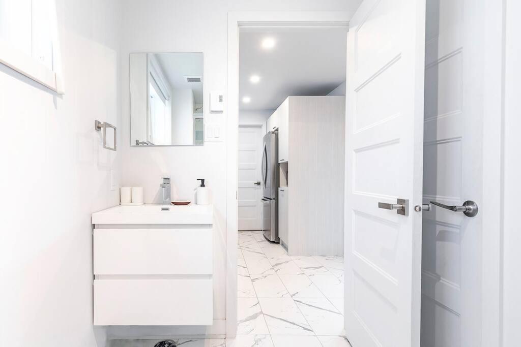 Family Home in Longueuil, 2 Bed - 1 Bathroom