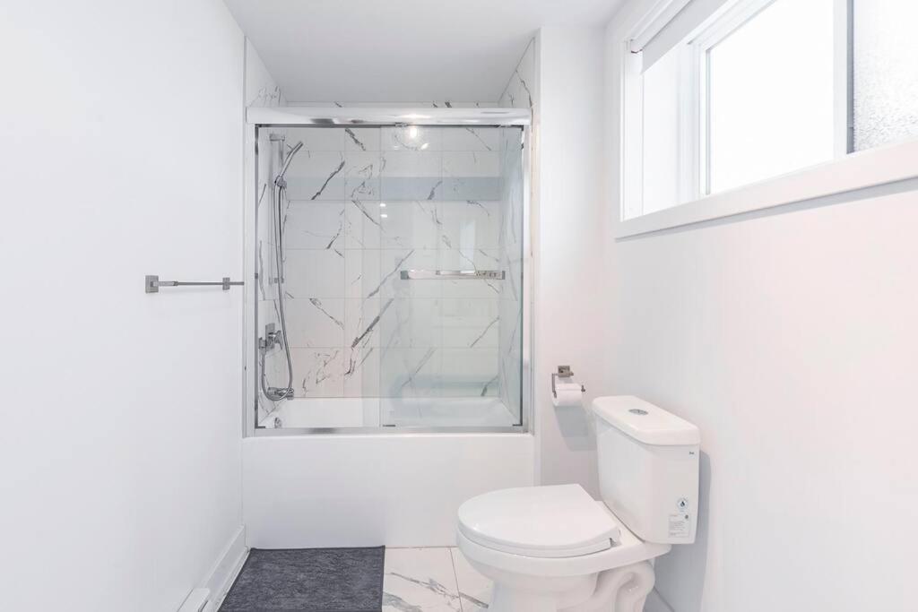 Family Home in Longueuil, 2 Bed - 1 Bathroom