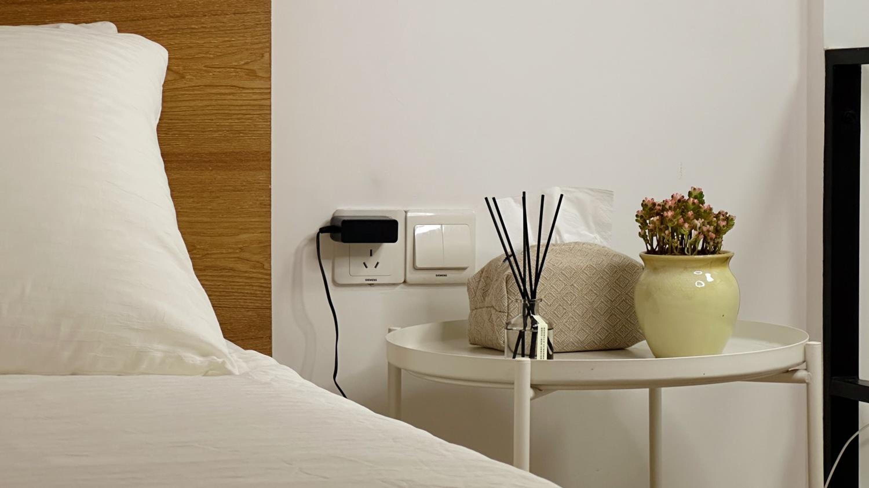 CityWalk Cottage With Two Beds and Courtyard