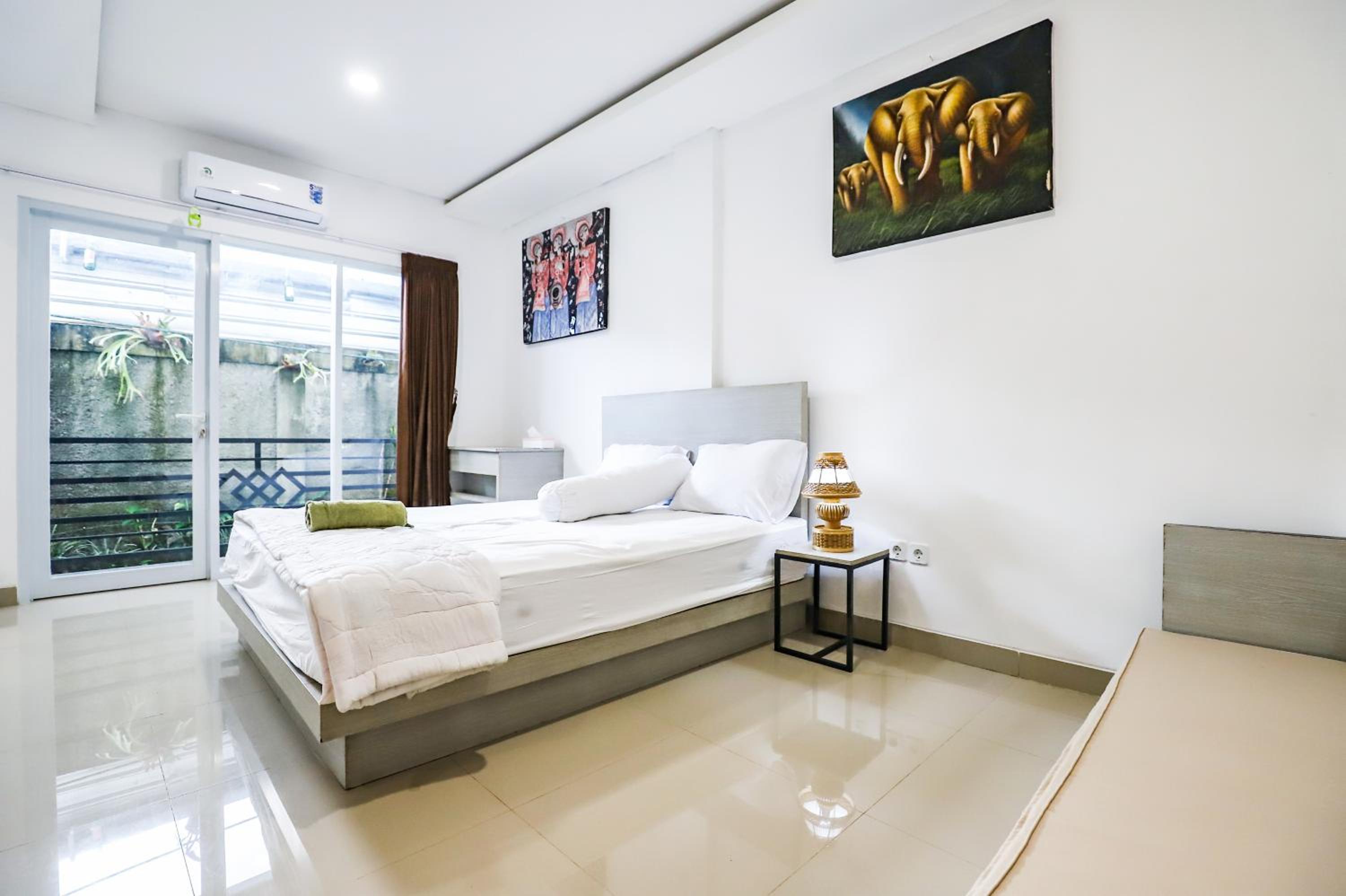 White Blue House 3 - Pvt Room, Shared Pool&Kitchen view 4