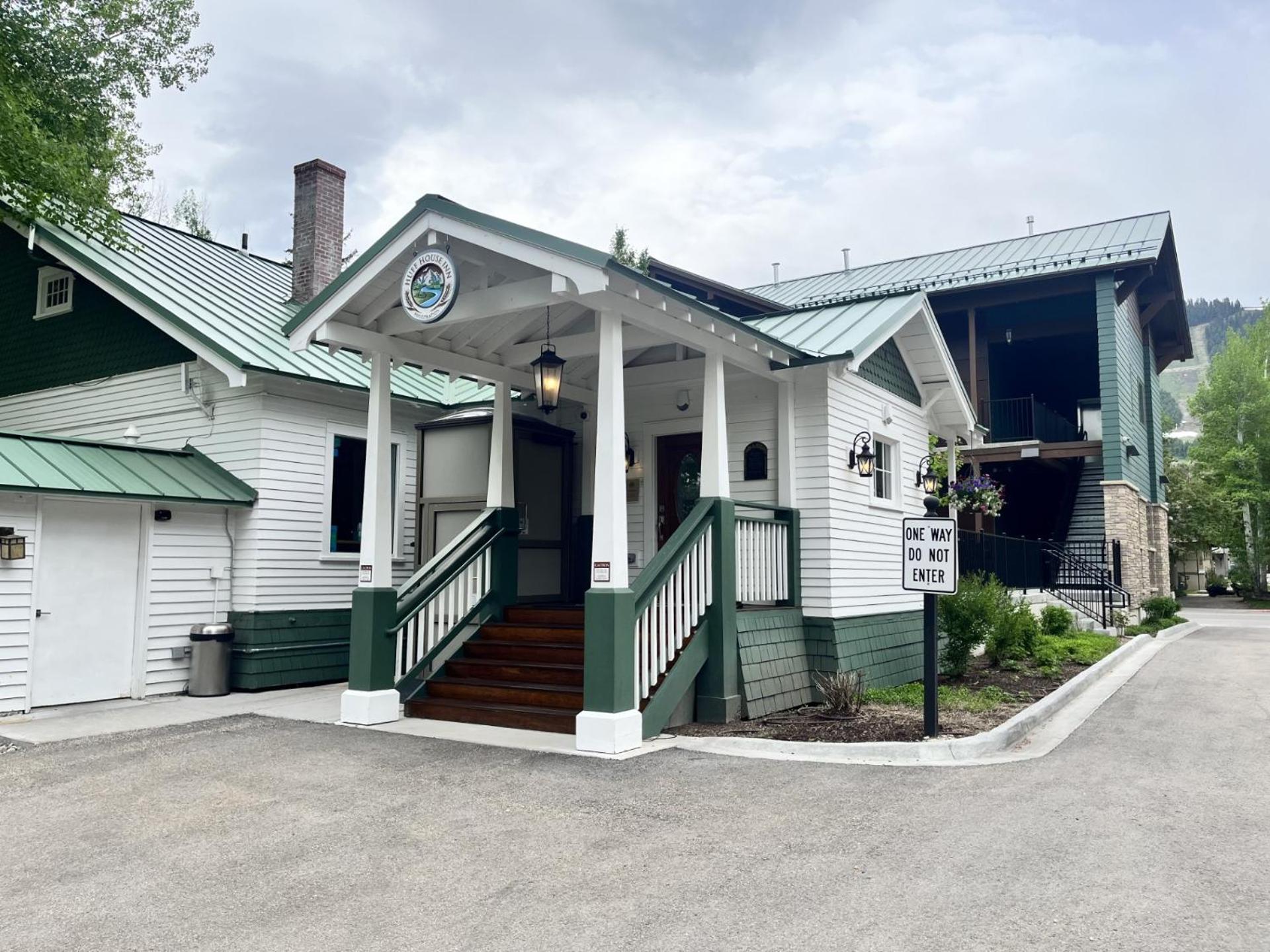 Hotel Huff House Inn and Cabins