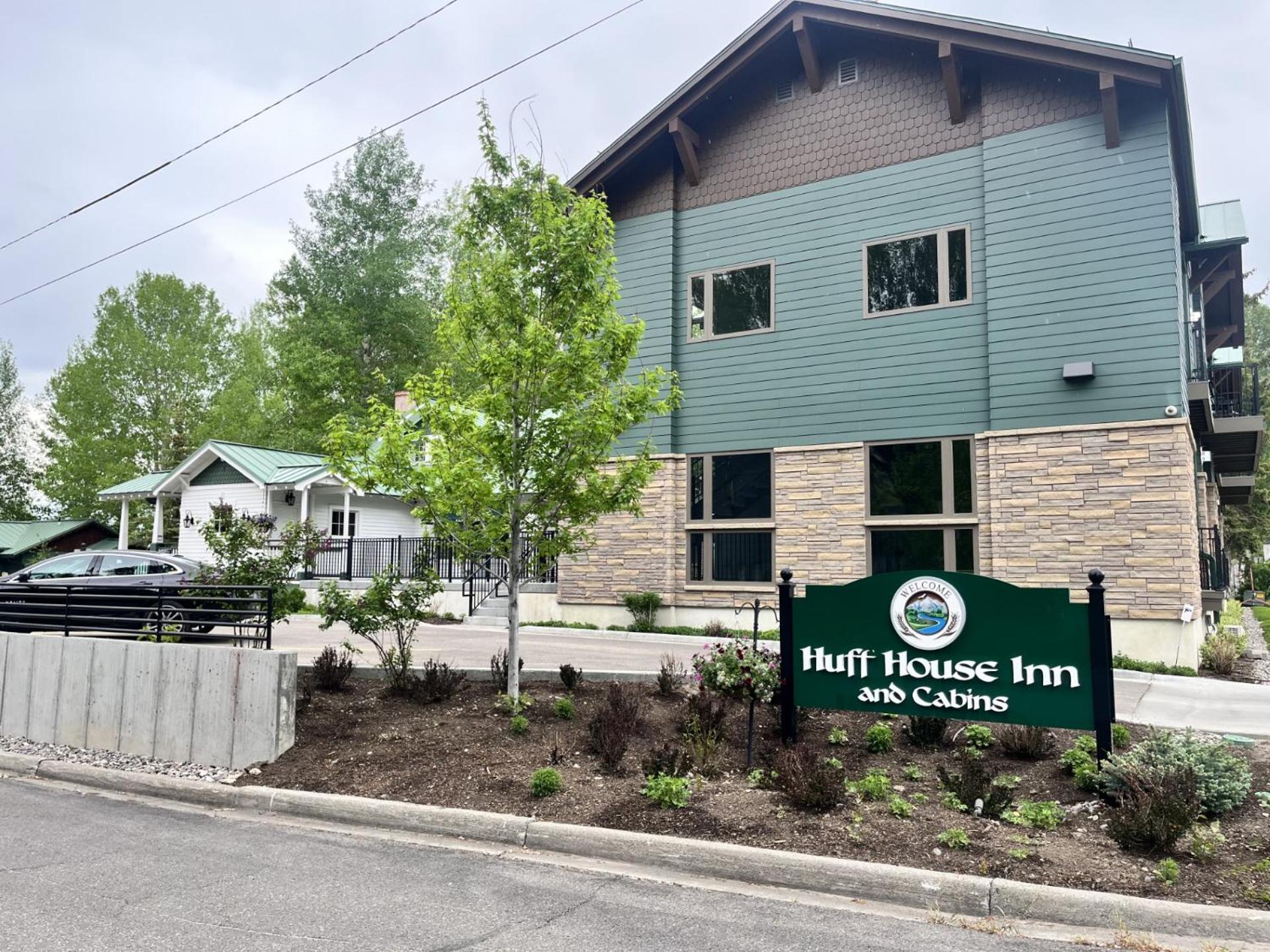 Huff House Inn and Cabins