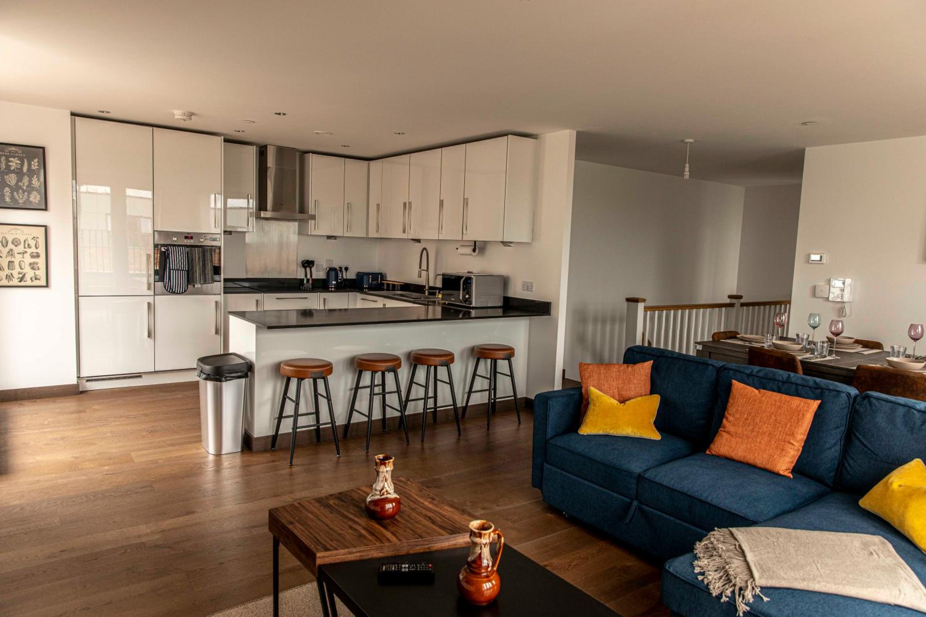 Maidstone Luxury Penthouse 3 bedroom apartment & parking view 3