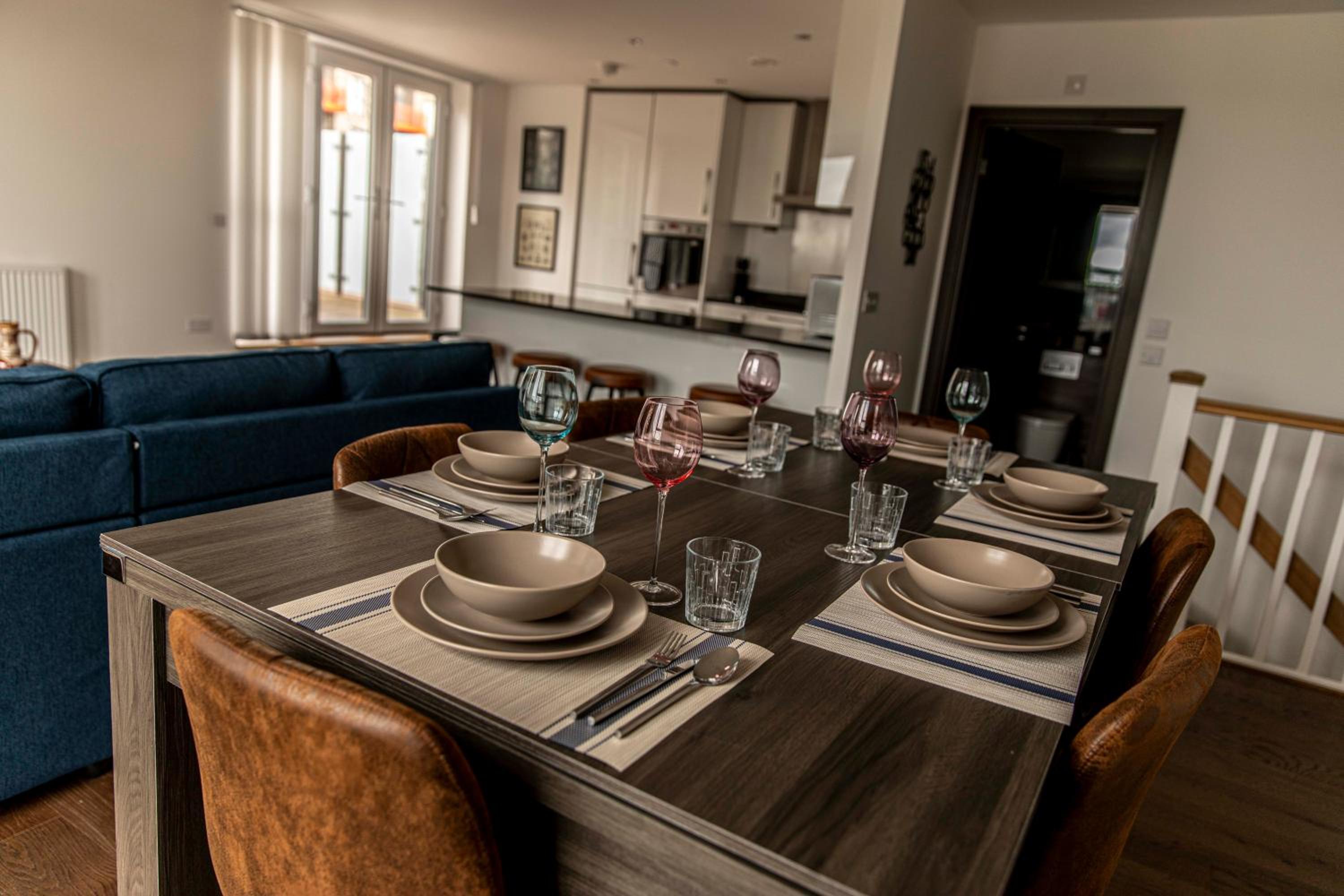 Maidstone Luxury Penthouse 3 bedroom apartment & parking view 4