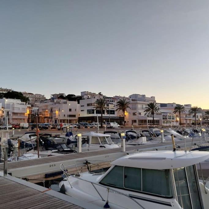 Maritime promenade, facing the port