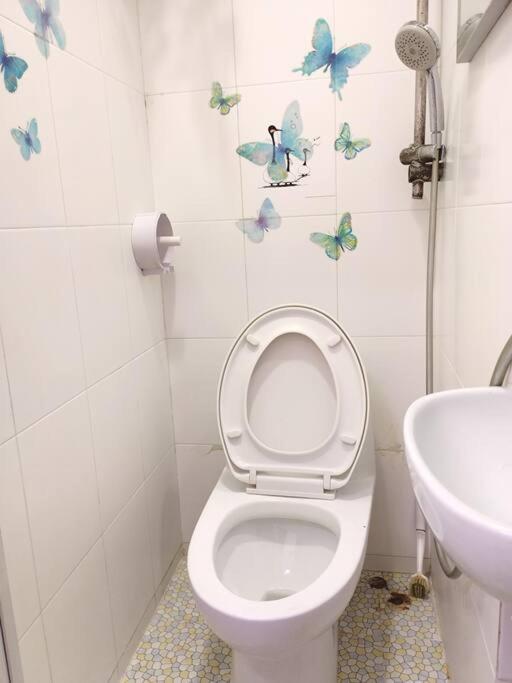 Entire Private Studio Full Bathroom With Elevator 2 Min to HKU Station