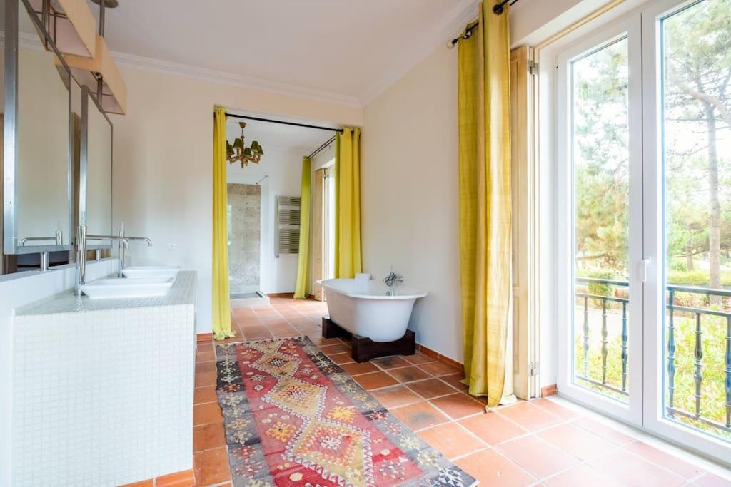 Luxurious sprawling villa in Praia Del Rey view 5