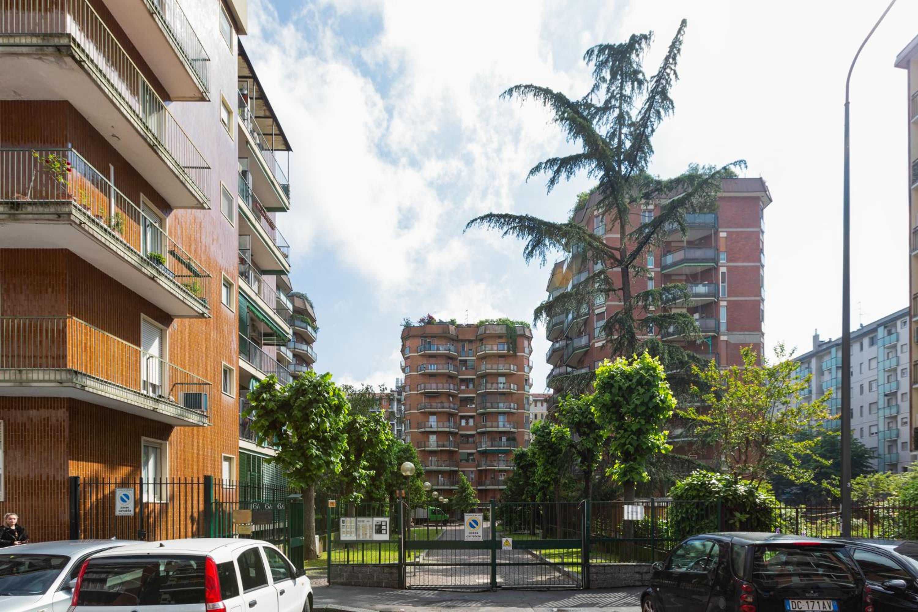 Lorenteggio-Piazza Frattini Balcony Apartment