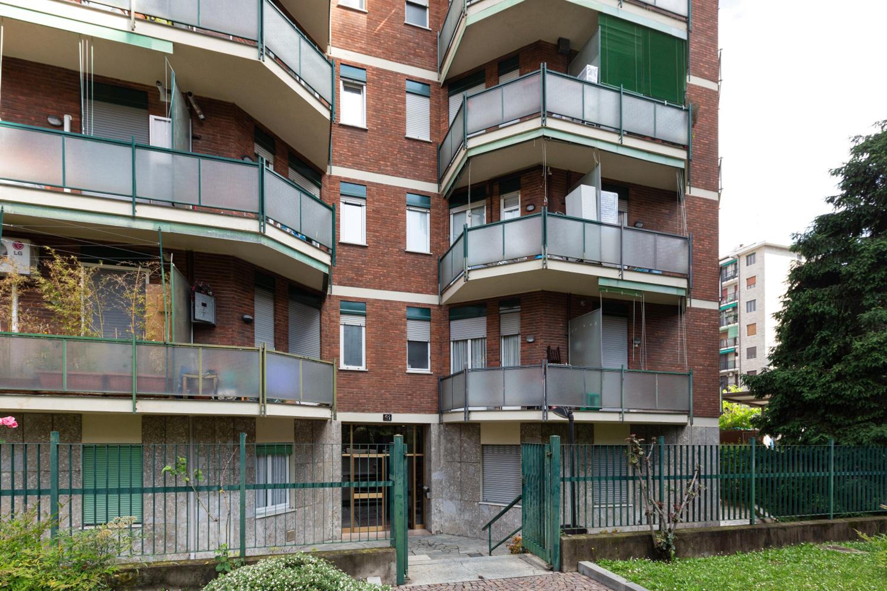 Lorenteggio-Piazza Frattini Balcony Apartment