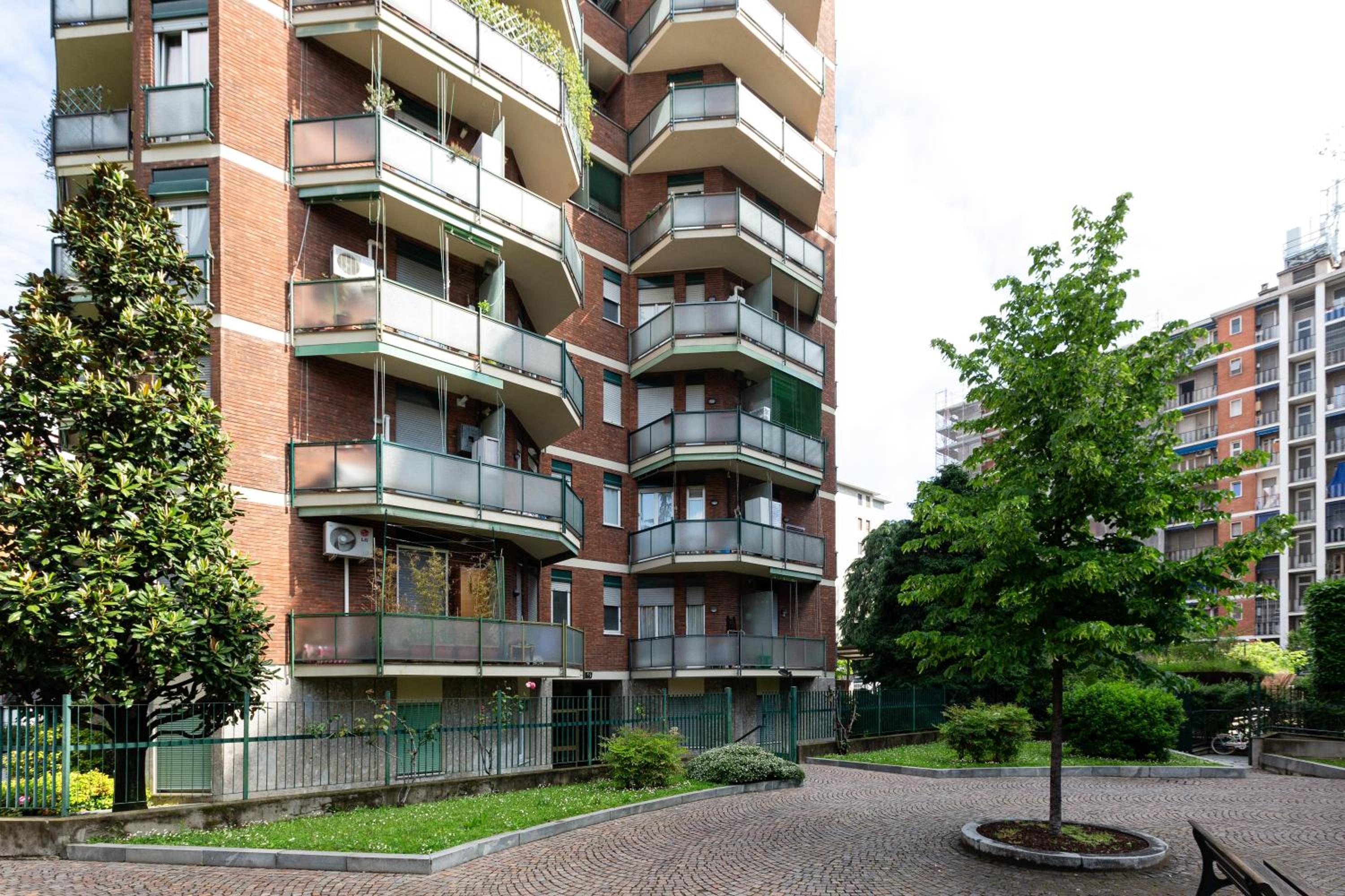 Lorenteggio-Piazza Frattini Balcony Apartment