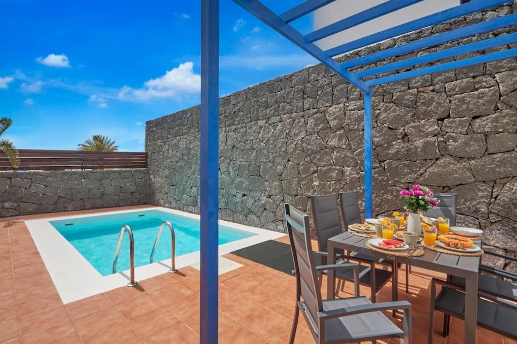 Villa María del Mar 2 Minutes to supermarkets, 10 minutes to Marina Rubicón, Pool, High Speed WiFi view 3
