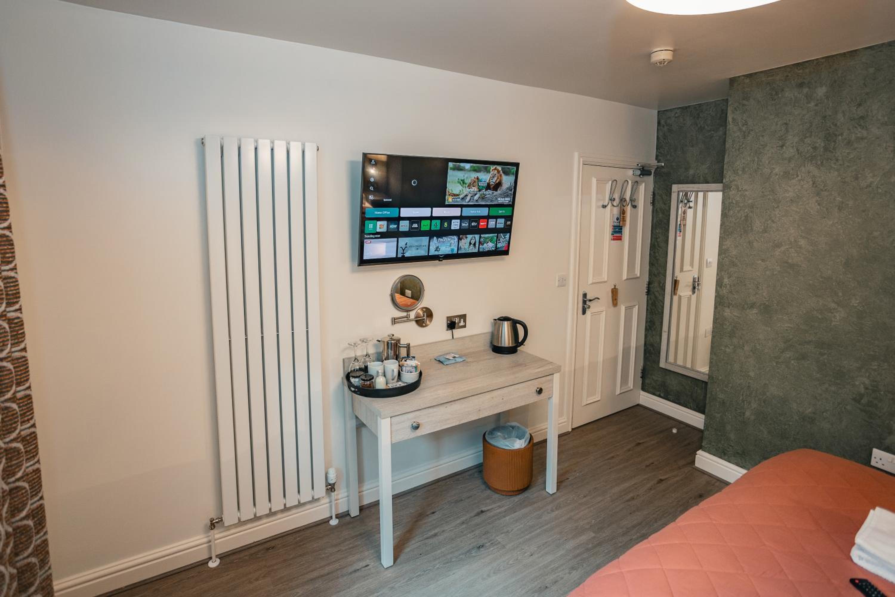 Rooms at the Apple Pie