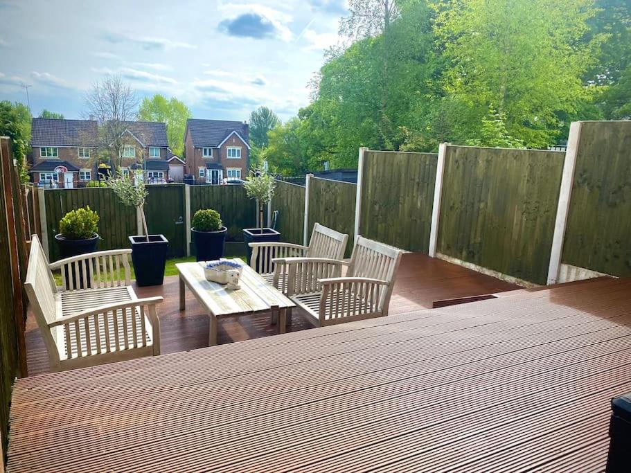 Manchester View Large 5BR town house Parking view 4