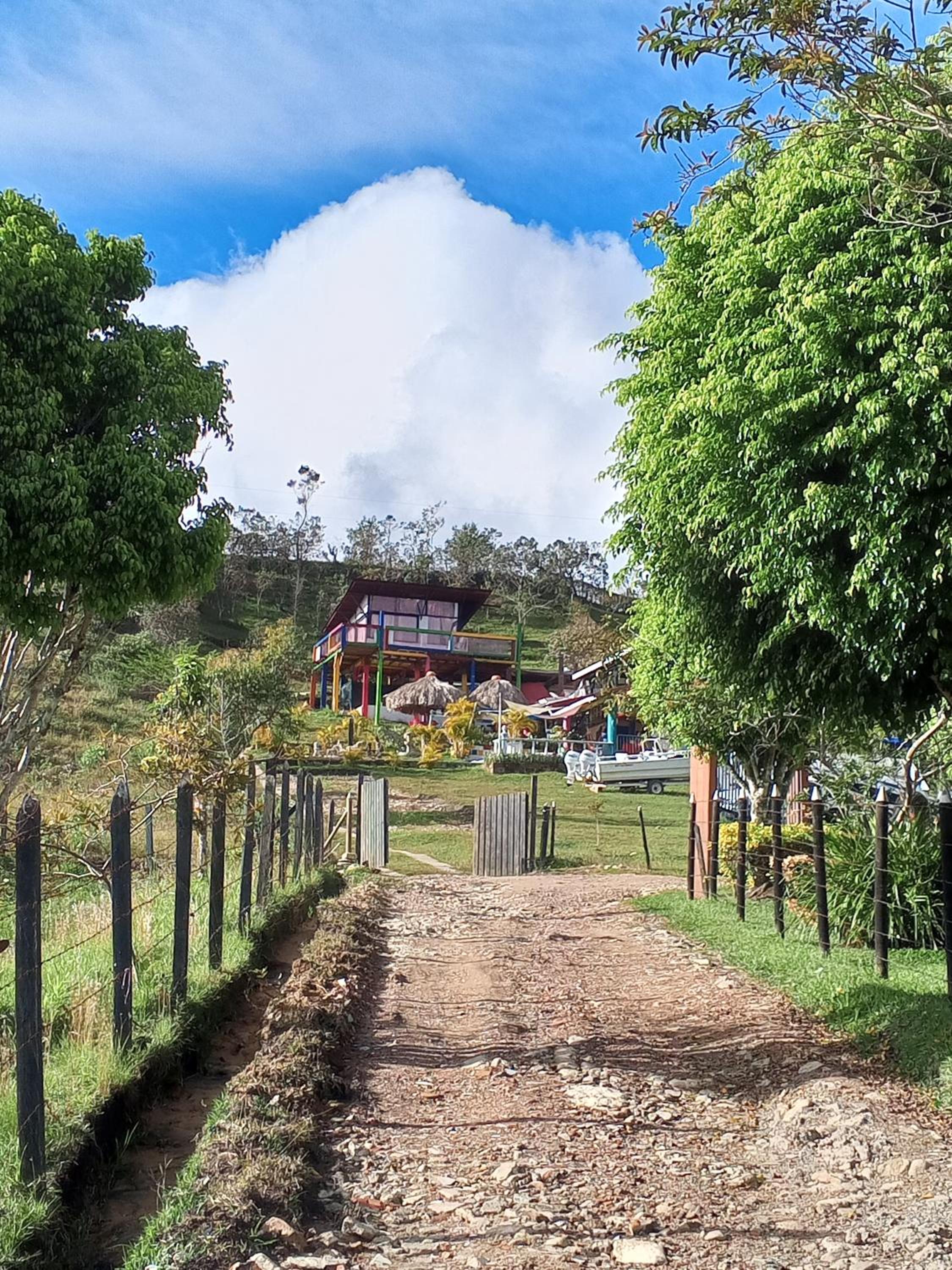 Colors Fantasy Guatape Backpackers and Travellers