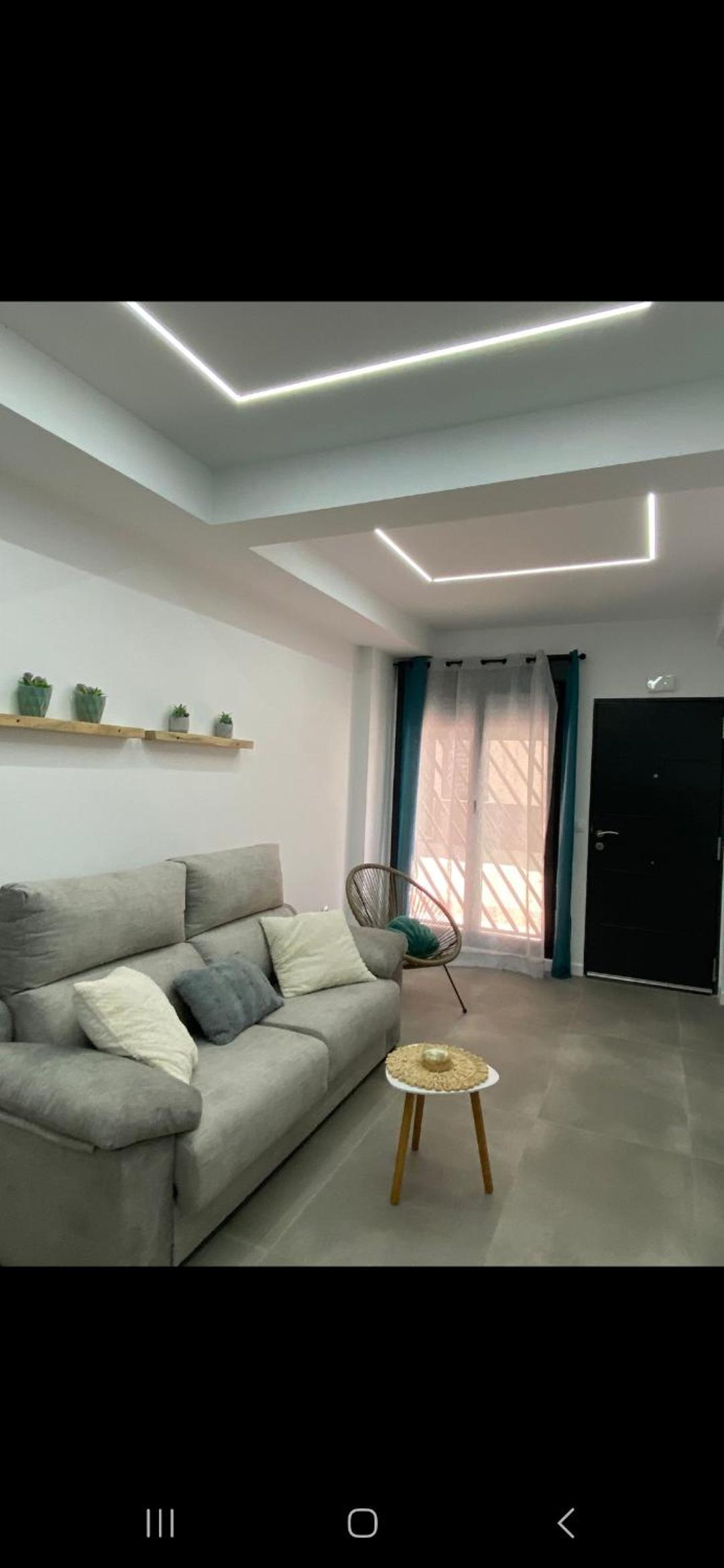 Alba Home , junto al estadio fútbol y Ribera