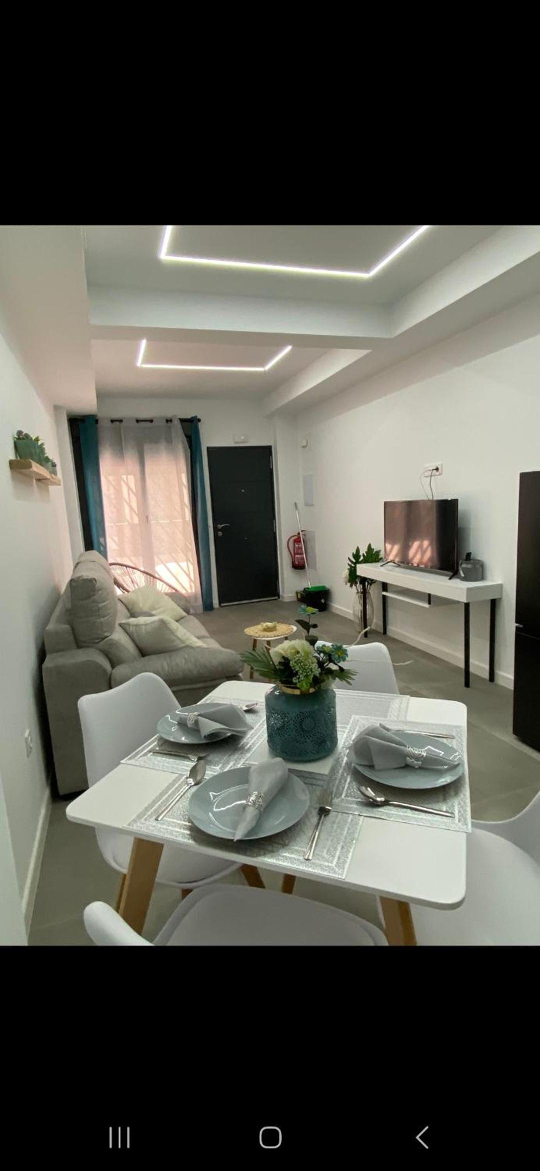 Alba Home , junto al estadio fútbol y Ribera