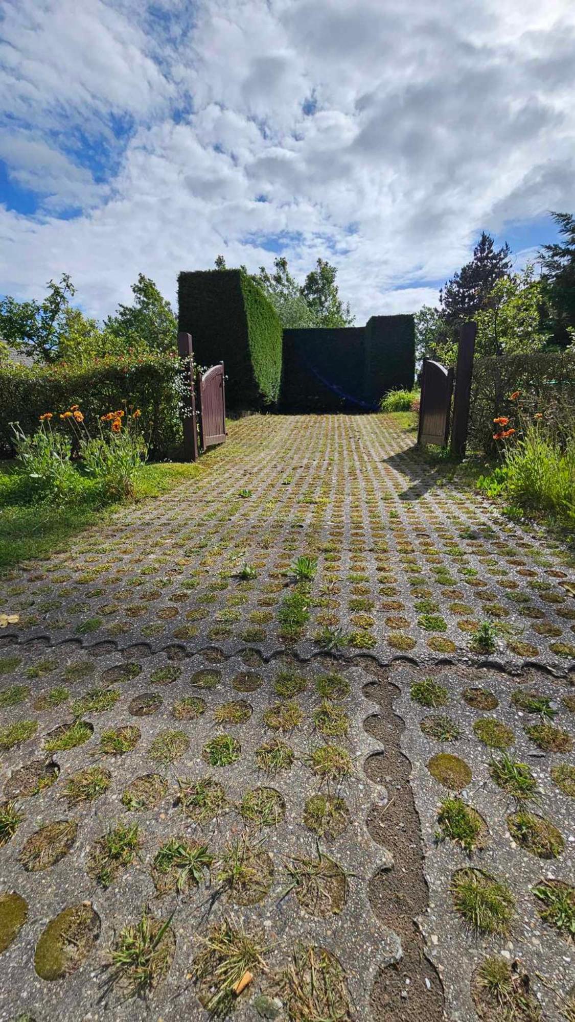 La Maison Fleurie - Sunny holiday home with large garden, parking, within walking distance of the sea