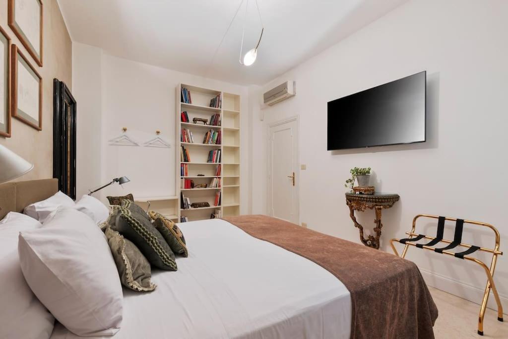 Luxurious home of the antiquarian at Spanish Steps