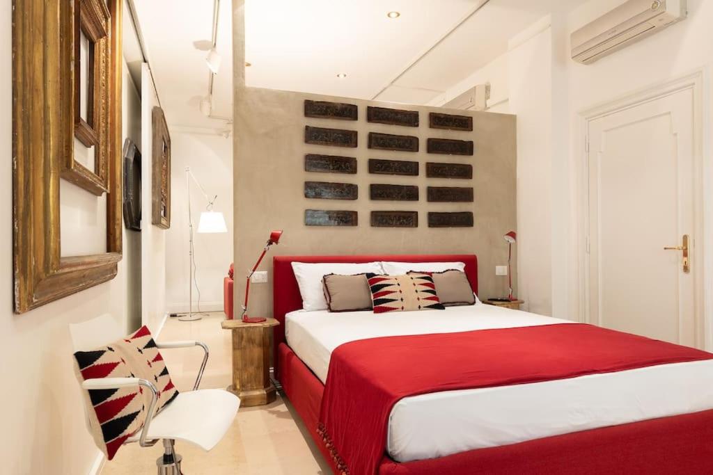 Luxurious home of the antiquarian at Spanish Steps