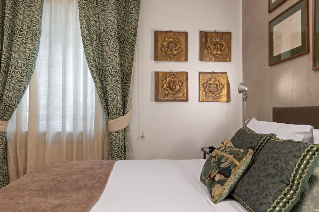 Luxurious home of the antiquarian at Spanish Steps