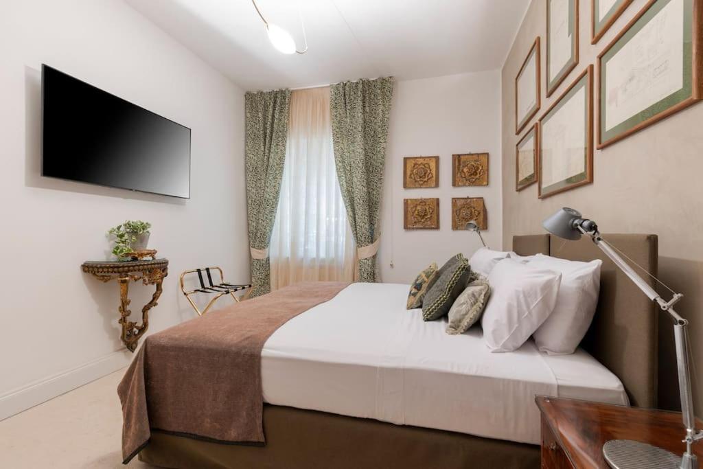 Luxurious home of the antiquarian at Spanish Steps