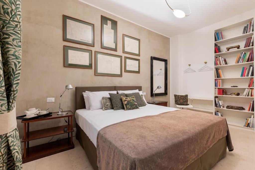 Luxurious home of the antiquarian at Spanish Steps
