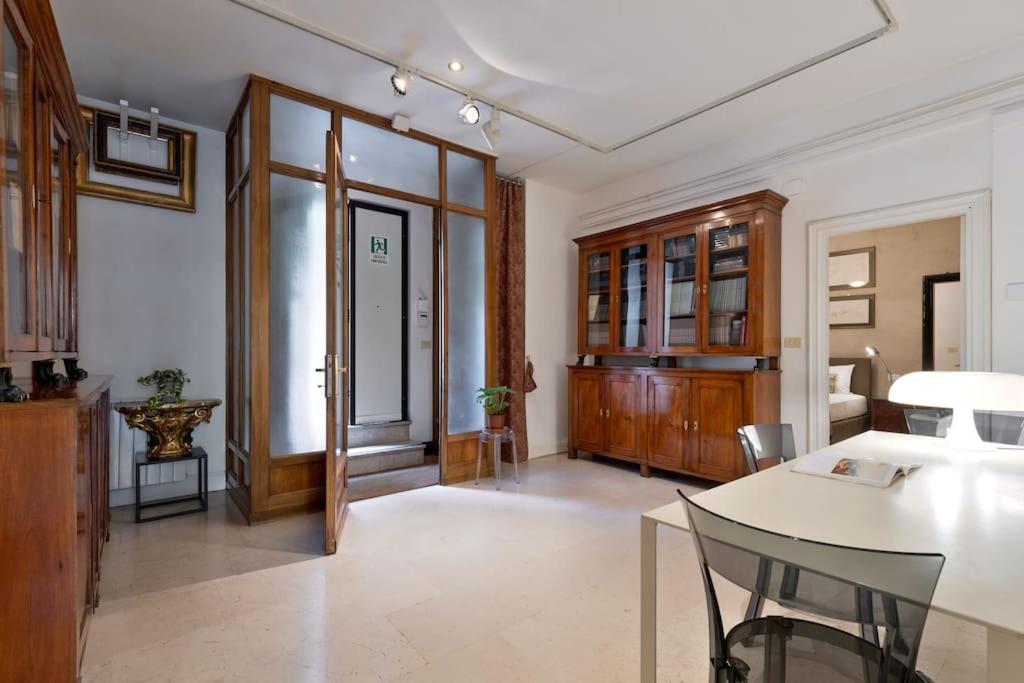 Luxurious home of the antiquarian at Spanish Steps