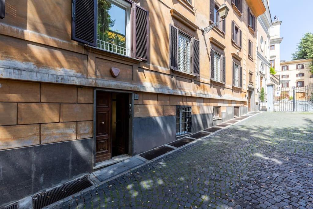 Luxurious home of the antiquarian at Spanish Steps