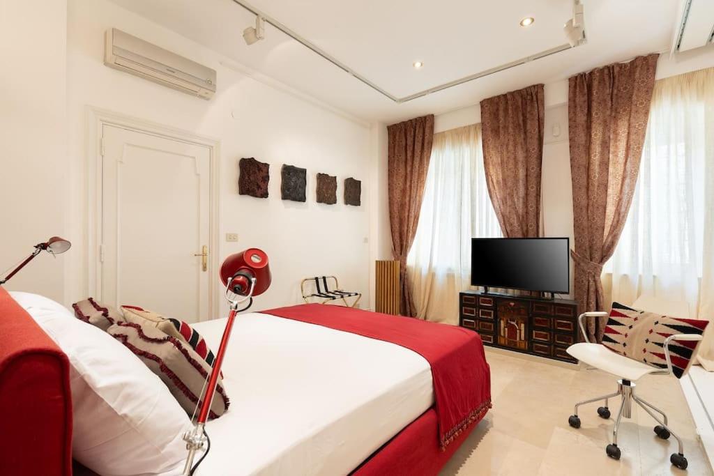 Luxurious home of the antiquarian at Spanish Steps
