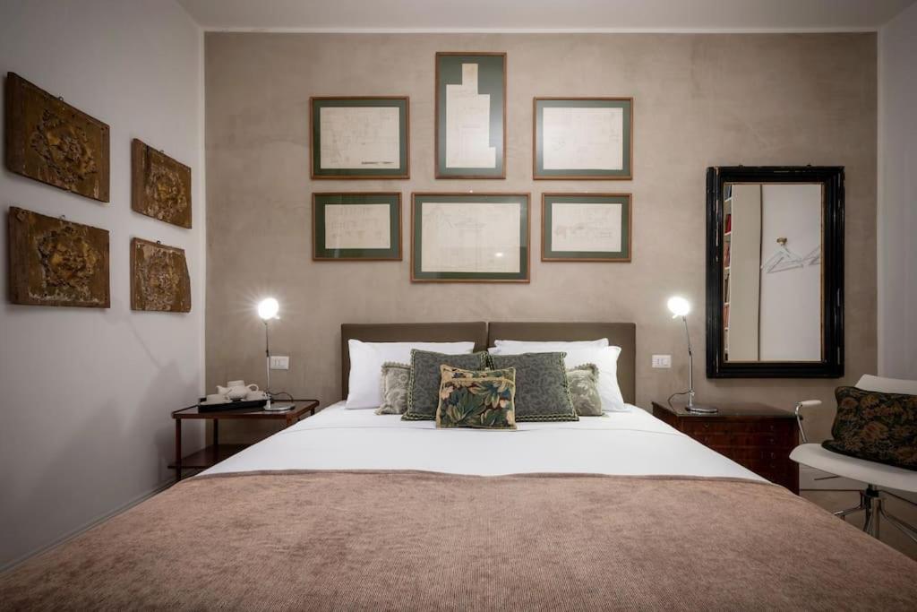 Luxurious home of the antiquarian at Spanish Steps