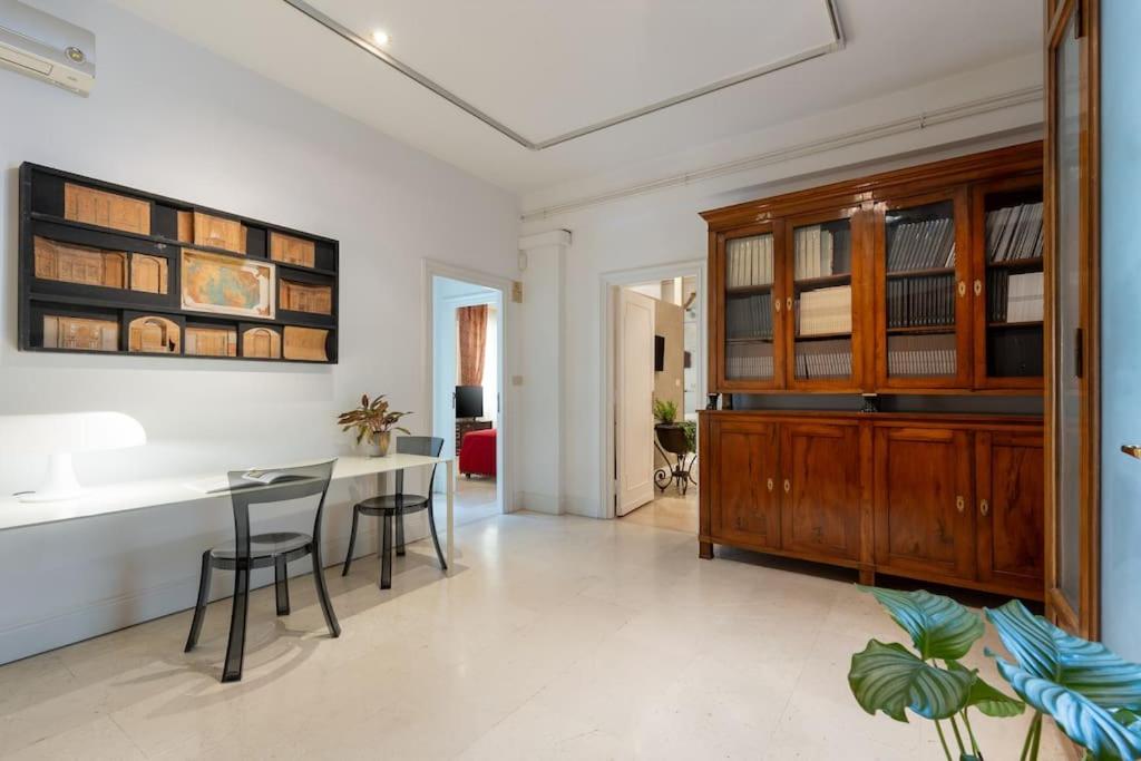Luxurious home of the antiquarian at Spanish Steps
